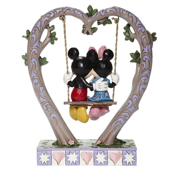 Sweethearts on Swing Mickey- og Minnie Mouse, Minnie Mouse, Mickey Mouse, Minnie Mouse Figur, Mickey Mouse Figur, Disney Minnie Mouse, Disney Mickey Mouse, Disney figur, disney figurer, alle Disney figurer, eventyrfigur, eventyrfigurer, eventyrlig figur, eventyrlige figurer, magisk figure, magiske figurer, jim shore figure, Disney traditions figur, udstillingsfigur, Disney samlerobjekt, Jim shore figur, DIsney traditions figur