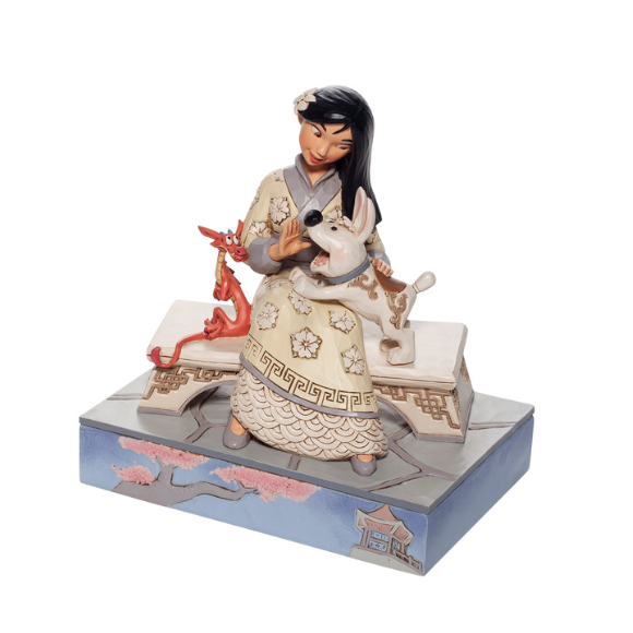 Disney figuren Mulan, Honourable Heroine, White Woodland, Disney Traditions White Woodland, White Woodland Disney figurer, Mulan Figur, Mulan figurer, Figurer fra Mulan, Disney figurer fra Mulan, Disney Mulan, Mushu, Mushu figur, Disney drage, Mushu figurer, Jim Shore Mulan, Disney Traditions MUlan, Mushu Jim Shore, Disney Traditions Mushu, Lillebror Disney figur, Disney prinsesse, Disney prinsesser, Disney figur, Disney figurer, alle Disney figurer, eventyrfigur, eventyrfigurer, eventyrlig figur, eventyrlige figurer, magisk figur, magiske figurer, Disney shop, Disney butik, Disney butikDK, Disney butik I Danmark, Jim shore figur, Disney traditions figure, udstillingsfigur, Disney samlerobjekt, Disney Traditions by Jim Shore, Jim Shore, Disney samling, Disney samler, Jim Shore, Disney Traditions, Disney magi, Fra alle os til alle jer, Disney samler, Disney magi, Disney klassiker, Disney film, Disney firkløveren, , samling, samler, figurer, figur, tegnefilmsfigur, tegnefilmsfigurer, Tegneseriefigur, Disney porcelæn, Disneyland, Disneyland Paris, Disney produkter, Disney merchandise, Dansk Donaldist forening, DDFR, Disney firkløveren, Disney Ting, Køb Jim Shore figurer, Køb Disney figurer, Køb Disney Traditions, Køb Disney kunst,