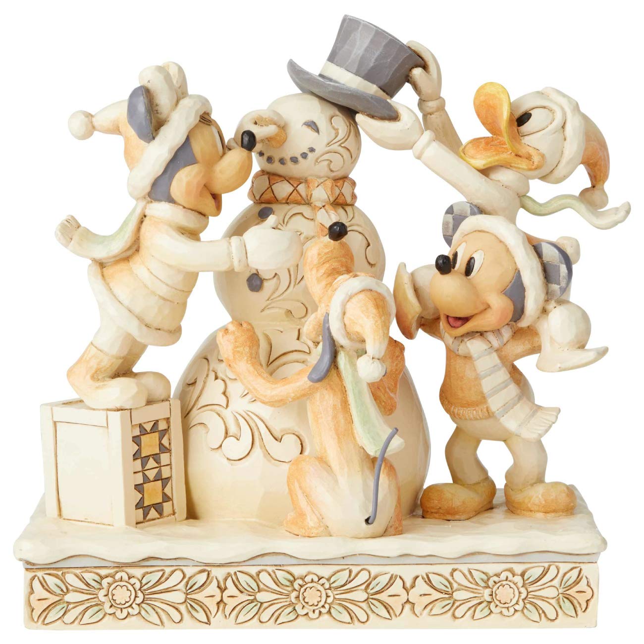 Fab 5 bygger snemand White Woodland, Fab 5 Figur - White Woodland, Disney Figur, Disney Traditions by Jim Shore Figur, Mickey Mouse Figur, Anders And Figur, Pluto Figur, Minnie Mouse Figur, Disney figur, Disney figurer, alle Disney figurer, eventyrfigur, eventyrfigurer, eventyrlig figur, eventyrlige figurer, magisk figur, magiske figurer, Disney jul, Disney julepynt, Disney ornament, Disney juleophæng, Disney shop, Disney butik, Disney butikDK, Disney butik I Danmark, juletræspynt, jul, julepynt, juleophæng, julekugle, Disney julekugle, fra alle os til alle jer, Disney juleshow, højtid, julefigur, julefigurer, julegave, gaveide, Disney gave, Disney julegave, julepynt, 6002828
