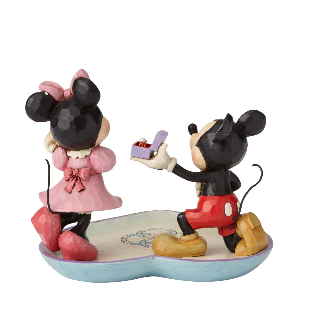 Mickey og Minnie Et Magiske Øjeblik, A Magical Moment - Mickey & Minnie, Mickey Mouse Disney Traditions, Mickey Mouse Jim Shore, Mickey Mouse figur, Mickey Mouse figurer, Mickey Mouse samler, Mickey Mouse samler, Mickey Mouse Valentinsdag, Disney Valentinsdag, Disney valentinsgave, Disney kærlighed, Disney frieri, Disney bryllup, Minnie Mouse, Minnie Mouse figur, Minnie Mouse Disney Traditions, Minnie Mouse Jim Shore, Frieri figurer, Bryllupsfigur, Disney bryllupsfigur, Love, Disney Love, Disney figur, Disney figurer, alle Disney figurer, eventyrfigur, eventyrfigurer, eventyrlig figur, eventyrlige figurer, magisk figur, magiske figurer, Disney shop, Disney butik, Disney butikDK, Disney butik I Danmark, Jim shore figur, Disney traditions figure, udstillingsfigur, Disney samlerobjekt, Disney Traditions by Jim Shore, Jim Shore, Disney samling, Disney samler, Jim Shore, Disney Traditions, Disney magi, Fra alle os til alle jer, Disney samler, Disney magi, Disney klassiker, Disney film, Disney firkløveren, , samling, samler, figurer, figur, tegnefilmsfigur, tegnefilmsfigurer, Tegneseriefigur, Disney porcelæn, Disneyland, Disneyland Paris, Disney produkter, Disney merchandise, Dansk Donaldist forening, DDFR, Disney firkløveren