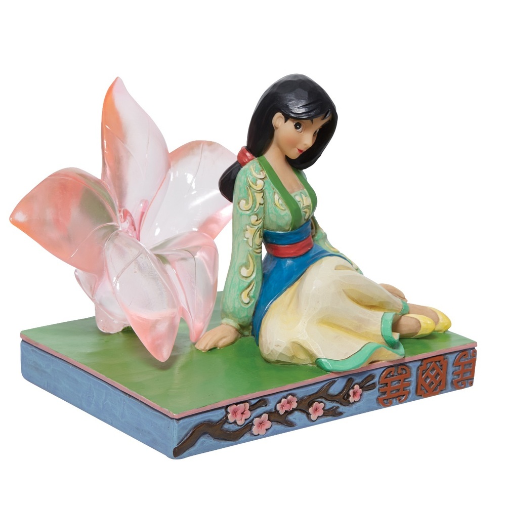 Mulan figur med Kirsebærblomst, Mulan, Mulan Cherry Blossom, Mulan figur, Mulan figurer, Mulan Disney prinsesse, Disney figur Mulan, Disney figurer fra Mulan, Figurer Fra Mulan, Køb Mulan figur, Mulan Disney Traditions, Mulan Jim Shore, Udgået Jim Shore, Udgået Disney Traditions, Disney klassikeren Mulan, Disney prinsesser, Disney prinsesse, Disney figur, Disney figurer, alle Disney figurer, eventyrfigur, eventyrfigurer, eventyrlig figur, eventyrlige figurer, magisk figur, magiske figurer, Disney shop, Disney butik, Disney butikDK, Disney butik I Danmark, Jim shore figur, Disney traditions figure, udstillingsfigur, Disney samlerobjekt, Disney Traditions by Jim Shore, Jim Shore, Disney samling, Disney samler, Jim Shore, Disney Traditions, Disney magi, Fra alle os til alle jer, Disney samler, Disney magi, Disney klassiker, Disney film, Disney firkløveren, , samling, samler, figurer, figur, tegnefilmsfigur, tegnefilmsfigurer, Tegneseriefigur, Disney porcelæn, Disneyland, Disneyland Paris, Disney produkter, Disney merchandise, Dansk Donaldist forening, DDFR, Disney firkløveren, Disney Ting, Køb Jim Shore figurer, Køb Disney figurer, Køb Disney Traditions, Køb Disney kunst,