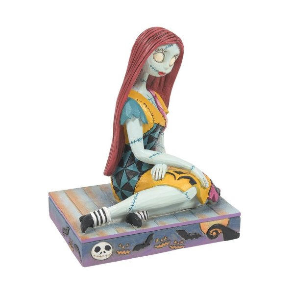 Sally Personality Pose, Disney 6014360, Disney figur, disney figurer, alle disney figurer, magisk figur, magiske figurer, eventyrfigur, eventyrfigure, eventyrlig figur, eventyrlige figurer, Disneyshop danmark, Disney butik, Disney butik DK, Disney butik danmark, online Disney butik, online Disney shop, Disney Traditions, Disney Traditions figur, Disney Traditions by Jim Shore, Jim Shore, Jim Shore figur, Jim Shore figurer, Disney samlerobjekt, Sally figur, Nightmare Before Christmas, Disney nightmare before christimas, Disney Sally figur