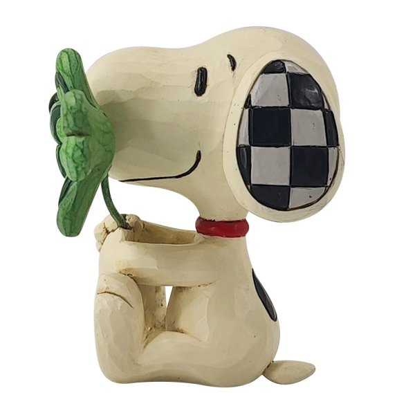 Nuser Med Firkløver, Snoopy with Clover Mini Figurine, 6014341, Lykke figur, Nuser Lykke, lykkebringende figur, Disney figur, Disney figurer, alle Disney figurer, eventyrfigur, eventyrfigurer, eventyrlig figur, eventyrlige figurer, magisk figur, magiske figurer, Snoopy, Snoopy figure, Nuser, Nuser figure, Radiserne, Radiserne figure, Peanuts, Peanuts figur, Charlie Brown, Søren Brun, Søren brun figure, Charles M Schulz, Jim Shore figurer, Jim Shore figure, udstillingsfigur, samlerobjekt, tegneserie figurer, tegneserie figure, Peanuts by Jim Shore, Radiserne Jim Shore, Nuser Jim Shore, Snoopy Jim Shore,