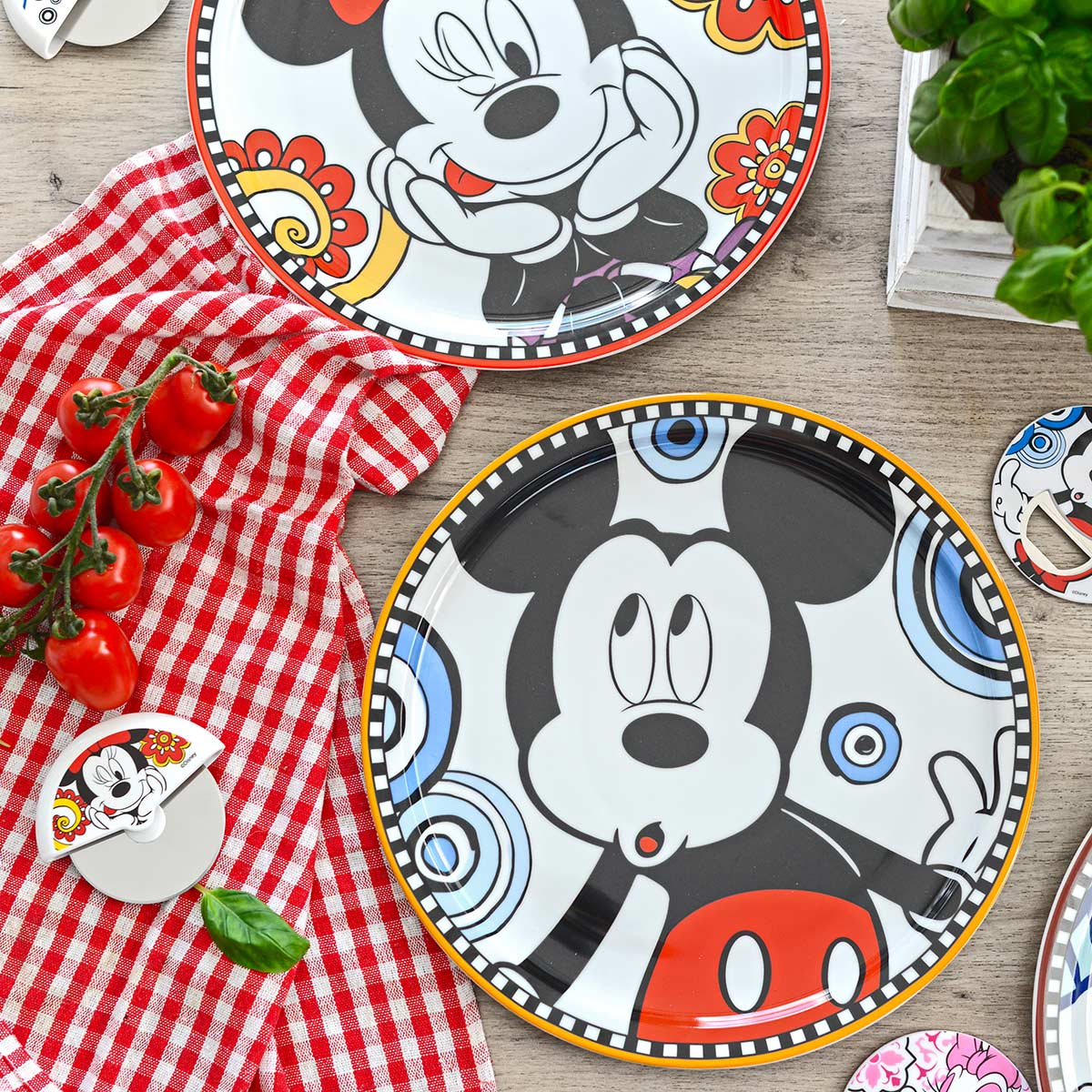 Mickey Mouse Pizzatallerken, Mickey Mouse tallerken, Mickey Mouse indretning, Disney Egan, Egan porcelæn, Disney Egan, Disney borddækning, Disney service, Disney interior, Disney indretning, Disney hjem, Disney Home, Disney Bolig, Disney køkken, Disney kop, Disney krus, Disney figur, Disney figurer, alle Disney figurer, eventyrfigur, eventyrfigurer, eventyrlig figur, eventyrlige figurer, magisk figur, magiske figurer, Disney shop, Disney butik, Disney butikDK, Disney butik I Danmark, Disney indretning, Disney mode, fra alle os til alle jer, Disney skål, Disney tallerken, Disney termodunk, Disney termoflaske, Disney drikkedunk, Disney drikkeglas, Disney køkken, Disney køkkenredskaber,