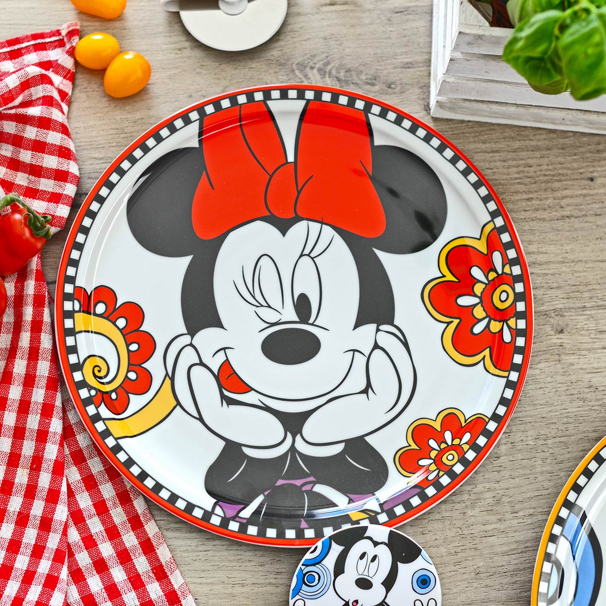 Minnie Mouse Pizzatallerken, Minnie Mouse, Minnie Mouse tallerken, Minnie Mouse figur, Minnie Mouse køkken, Disney Egan, Disney borddækning, Disney service, Disney interior, Disney indretning, Disney hjem, Disney Home, Disney Bolig, Disney køkken, Disney kop, Disney krus, Disney figur, Disney figurer, alle Disney figurer, eventyrfigur, eventyrfigurer, eventyrlig figur, eventyrlige figurer, magisk figur, magiske figurer, Disney shop, Disney butik, Disney butikDK, Disney butik I Danmark, Disney indretning, Disney mode, fra alle os til alle jer, Disney skål, Disney tallerken, Disney termodunk, Disney termoflaske, Disney drikkedunk, Disney drikkeglas, Disney køkken, Disney køkkenredskaber,