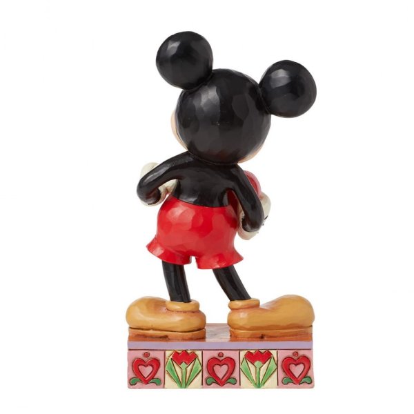 Mickey Mouse En Kærlig Hilsen, A Love Note (Mickey with Personalised Heart Figurine), 6016329, Disney valentin, Disney valentinsdag, Disney Valentinsgave, Disney kærlighedsfigur, Disney hjertefigur, Mickey Mouse, Mickey Mouse figur, Disney Traditions Mickey Mouse, Jim Shore Mickey Mouse, Disney figur, Disney figurer, alle Disney figurer, eventyrfigur, eventyrfigurer, eventyrlig figur, eventyrlige figurer, magisk figur, magiske figurer, Disney shop, Disney butik, Disney butikDK, Disney butik I Danmark, Jim shore figur, Disney traditions figure, udstillingsfigur, Disney samlerobjekt, Disney Traditions by Jim Shore, Jim Shore, Disney samling, Disney samler, Jim Shore, Disney Traditions, Disney magi, Fra alle os til alle jer, Disney samler, Disney samling